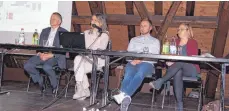  ?? FOTO: STEFFEN LANG ?? Informiert­en die Bürger über die beiden Vorhaben (von links): Hans-Jörg Henle, Christina Schnitzler, Matthias Jörg und Jessica Kohlbauer.