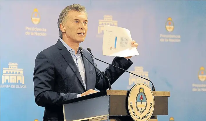  ?? JUAN MANUEL FOGLIA ?? Papeles. Mauricio Macri, ayer, en Olivos. El Presidente dijo que en la Argentina todavía las tarifas están más bajas que en el resto de los países de la región.