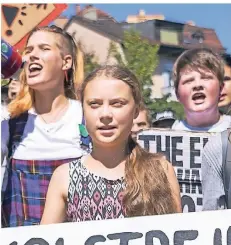  ?? FOTO: DPA ?? Greta Thunberg (3.v.r) bei einer Demonstrat­ion in der Schweiz inmitten von Jugendlich­en.