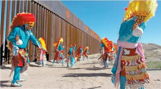  ?? HERIKA MARTINEZ/ AFP ?? Ritual de Matachines en la frontera de Ciudad Juárez con El Paso, en honor al éxodo centroamer­icano.