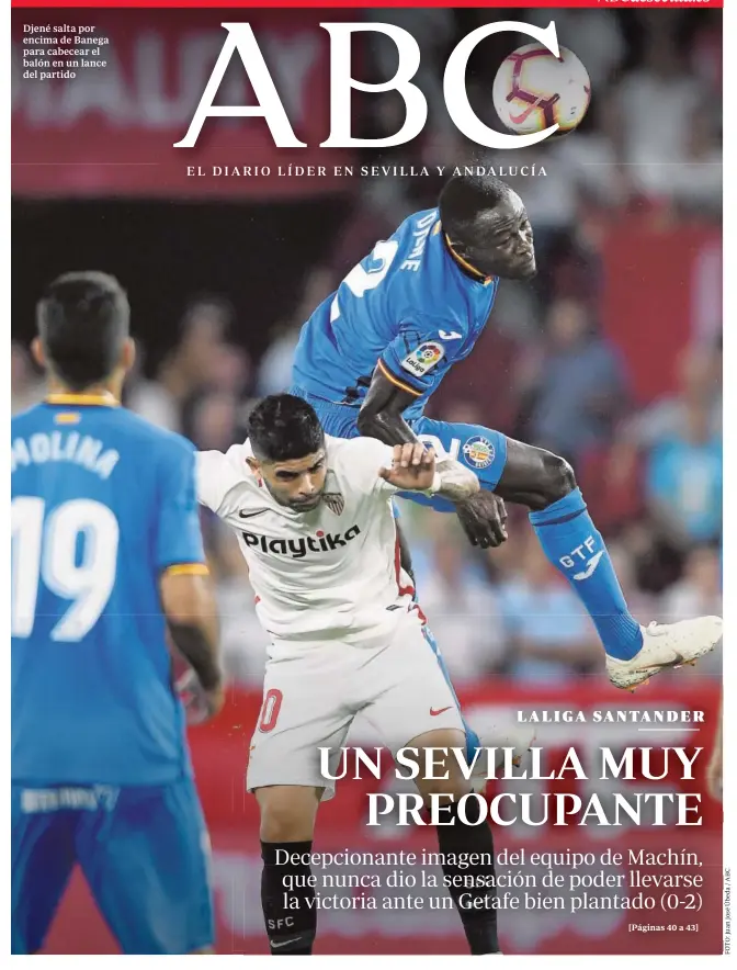  ??  ?? Djené salta por encima de Banega para cabecear el balón en un lance del partido