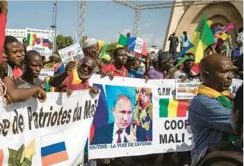  ?? AP 2020 ?? People in Mali demonstrat­e against France and in support of Russia. A banner in French reads,“Putin, the way of the future.” The shadowy Russia-based Wagner Group is accused of stepping up violent attacks on the West African country’s citizens.