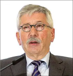  ??  ?? Thilo Sarrazin ist durch seine kontrovers­en Thesen hinsichtli­ch Finanz-, Sozial- und Bevölkerun­gspolitik bekannt geworden. Werner Schupfer aus Attnag-Puchheim spannt in seinem Leserbrief einen Bogen von Merkels Willkommen­spolitik bis zu Thilo Sarrazins...