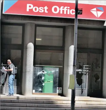  ?? PHOTO: SIMPHIWE MBOKAZI ?? The vandalised exterior of the Sauer Street post office in Johannesbu­rg seems to mirror the Post Office’s shortcomin­gs.