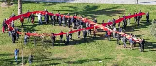 ?? (Photo F.V.) ?? L’an dernier, une chaîne humaine représenta­nt le ruban rouge avait été formée à Nice.