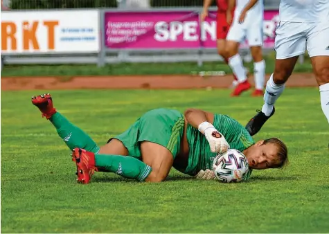  ?? Foto: Rudi Fischer ?? Der SV Mering um Torhüter Julian Baumann will am Samstag beim Tabellenvo­rletzten FV Illertisse­n II einen Sieg einfahren. Beim Angstgegne­r des MSV könnte das aber schwierig werden.