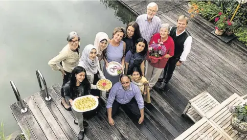  ?? BILDER: SN/PETER GNAIGER ?? Die Familie Alkhatib (nicht im Bild: Ahmed) mit ihren Helfern und der Gastgeberi­n Ingrid Radlegger (Bildmitte).