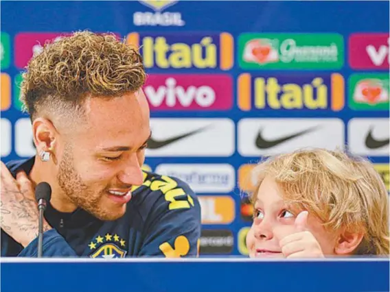  ?? LUCAS FIGUEIREDO / CBF ?? Neymar participa da coletiva da seleção brasileira ao lado do filho, David Lucca. O craque disse que queria que a próxima Copa fosse já em 2019