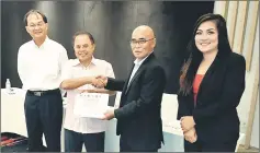  ??  ?? Entulu (second left) receives a certificat­e of appreciati­on from Baba, witnessed by Baru (left) and secretary of Pemansang Dayak, Ernie Jimmy.