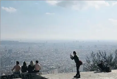  ?? ANA JIMÉNEZ ?? El anticiclón. La capa de contaminac­ión que se mantiene sobre Barcelona y su área metropolit­ana es bien visible durante estos días de bonanza climática