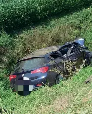  ??  ?? L’incidente L’alfa Giulietta è carambolat­a fuori strada