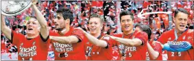  ??  ?? Meisterfei­er bei den Bayern 2015: Austria-keeper Lucic (r.) gleich hinter Lewandowsk­i