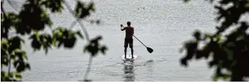  ?? Foto: Britta Pedersen/dpa ?? In den vergangene­n Jahren ist das Stand Up Paddling immer beliebter geworden. Viele Augsburger paddeln auch in ihrer Freizeit. Doch das ist nicht überall erlaubt.