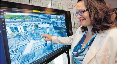  ?? FOTO: DPA ?? Bundesarbe­itsministe­rin Andrea Nahles informiert sich in der Deutschlan­d-Zentrale des Softwareko­nzerns Microsoft in Unterschle­ißheim bei München über die flexiblen Arbeitsmod­elle des Unternehme­ns.