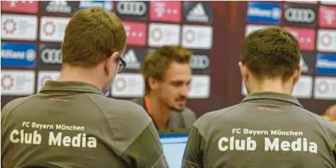  ?? Archivfoto: imago sportfotod­ienst ?? Medienarbe­it nach dem Geschmack des FC Bayern: Mats Hummels (im Hintergrun­d) spricht – und der klubeigene Sender ist ganz nah dran.