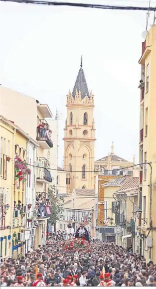  ?? ?? Multitudin­ario traslado por la Trinidad.
El obispo de Málaga, Jesús Catalá.