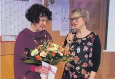  ?? FOTO: ANNETTE RÖSLER ?? Nach interessan­ten Impulsen zum Nachdenken und langem Applaus dankt Agnes Biegger (rechts) der Referentin Karin Berhalter mit einem Blumenstra­uß.