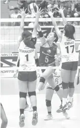  ?? CONTRIBUTE­D PHOTO ?? PayMaya’s Grethcel Soltones challenges BanKo-Perlas’ Rysabelle Devanadera and Fenela Emnas during their PVL Reinforced Conference semis duel at the Filoil Flying V Center.