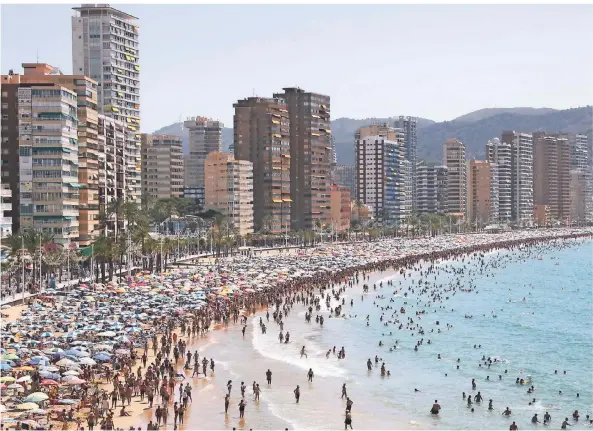  ?? FOTO: MANUEL MEYER/DPA ?? Der Strand in Benidorm im Juli dieses Jahres.