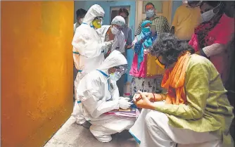  ?? SANCHIT KHANNA/HT PHOTO ?? Medical profession­als during a serologica­l survey in the city on Saturday. ■