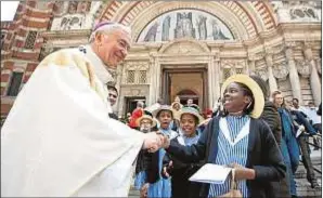  ?? CNS ?? El cardenal Nichols saluda a unos niños en la catedral de Westminste­r