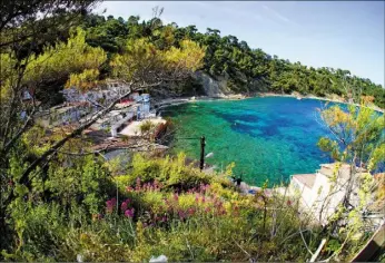  ?? (Photo doc Valérie Le Parc) ?? Le petit paradis de Méjean, baigné par les eaux turquoise, n’est pas épargné par les incivilité­s lors de la belle saison. Les habitants s’en inquiètent.