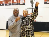  ?? Bizuayehu Tesfaye/Las Vegas Review-Journal 2018 ?? Cardte Hicks, left, shown during a reunion with S.F. Pioneers teammate Musiette McKinney in Las Vegas.