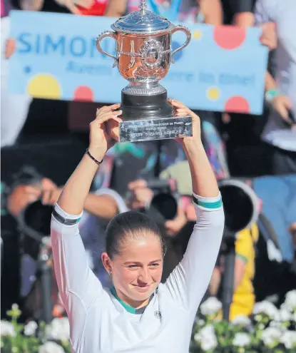  ?? Afp ?? La explosiva letona Jelena Ostapenko levanta el trofeo de campeona de Roland Garros