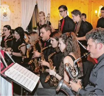  ?? Foto: Isolde Saur & Erfried Rösner ?? Seit knapp vier Jahren gibt es die Bigband „Groovy Tones“des Dirigenten Vasyl Zakopetz. Das Neujahrsko­nzert der Musiker im Finninger Schlössle war ein Erfolg.