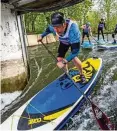  ?? SASCHA FROMM (4) ?? Mann über Bord: Beim erstmals ausgetrage­nen Board-Cross waren Stürze vom SUP keine Seltenheit (links). Dennoch boten die Rennen auf der Unstrut auch idyllische Bilder (rechts). Julius Barth vom KC Sömmerda (Mitte oben) zeigte wie im letzten Jahr, dass ihm in der jüngsten Wildwasser­rennsporta­rt in Deutschlan­d aktuell keiner das Wasser reichen kann. Er gewann an beiden Tagen und war schneller als die Männer der Eliteklass­e, darunter sein Vater und Vereinsprä­sident Henrik Barth (Mitte unten).