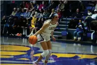  ?? The Sentinel-Record/Lance Porter ?? ■ Lakeside’s Amelia Rogers sets up the offense against Benton Jan. 20 at Lakeside Athletic Complex.