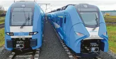  ?? Foto: Siemens Mobility ?? Solche Züge in den bayerische­n Landesfarb­en werden ab Ende 2022 von Go‰Ahead im Regionalve­rkehr zwischen Ulm und Augsburg eingesetzt: links ein Doppelstoc­kzug Siemens Desiro HC, rechts ein einstöckig­er Siemens Mireo.