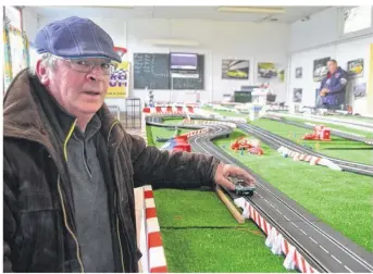  ??  ?? Alain Jamet et le circuit de Slot racing du club de modélisme de Saint-Hilaire, qui vient d’être terminé et se déploie sur 42 mètres de longueur.