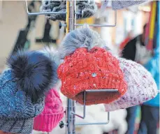  ?? FOTO: STEFFEN LANG ?? Weihnachtl­iches gibt es nicht beim Krämermark­t, aber zumindest Wärmendes.