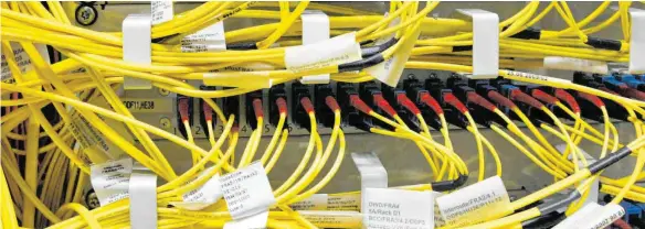  ?? FOTO: BORIS ROESSLER/DPA ?? Etliche Terrabyte an Daten laufen durch die gelben Glasfaserl­eitungen der Firma DE-CIX, die den Datenausta­usch zwischen Netzbetrei­bern regelt. Derzeit wird das zur Herausford­erung.