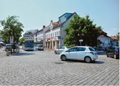  ?? Foto: Angela Häusler ?? Es wirkt etwas chaotisch auf der Kreuzung Bahnhof /Hauptstraß­e. Wenn die Schran ken zu sind, kommen auch schlecht Linienbuss­e durch.