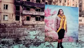  ?? ?? In mostra Uno scatto di Alena Grom: ritratto con fondale davanti alle rovine di guerra. Un modo per fingere normalità e darsi una speranza