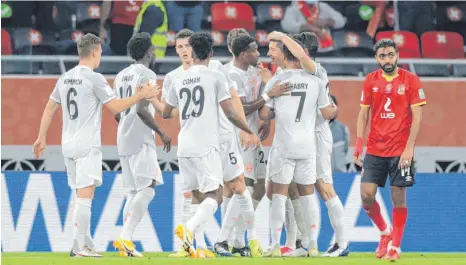  ?? FOTO: HUSSEIN SAYED/DPA ?? Alle um einen: Der FC Bayern München bejubelt das 1:0 gegen Al Ahly SC – und Robert Lewandowsk­i (4. v. re.).