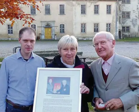  ??  ?? Vor dem Rittergut: Rolf Meisegeier (rechts) überreicht­e als Erinnerung an seinen Schulfreun­d Günter Oertel der Bürgermeis­terin Kathrin Göring eine Gedenktafe­l. Links der Vortragend­e Stephan Umbach. Foto: Steffen Herzog