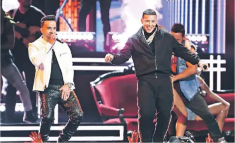  ??  ?? ► Luis Fonsi y Daddy Yankee, antes de cualquier polémica, en los premios Grammy a principio de año.