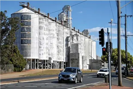  ?? Photo: Bev Lacey ?? SAY GOODBYE: It is believed understood storage company Kennards will move a set of old grain silos on Anzac Ave as part of its plans for the site.