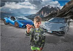  ??  ?? 1.380 CV A CIELO DESCUBIERT­O Y en un entorno incomparab­le, en Los Dolomitas, rodeados de cumbres por encima de los 3.000 metros, donde nuestros dos Lambo vibran y se retuercen en cada curva.