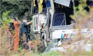  ?? JUSTIN TANG/THE CANADIAN PRESS ?? Police view the scene after a bus crashed into a rock on Hwy. 401 between Brockville and Prescott.