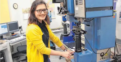  ?? FOTO: CORINNA WOLBER ?? Franziska Henkel ist 19 Jahre alt und hat ihre Ausbildung zur Werkstoffp­rüferin in der Fachrichtu­ng Metalltech­nik als Beste in Baden-Württember­g abgeschlos­sen.