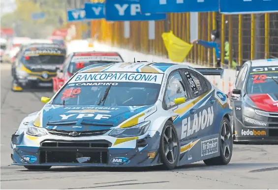  ?? FOTOS: JOSÉ ALMEIDA ?? De punta a punta. Agustín Canapino dominó la carrera final en el circuito callejero de Santa Fe, delante de Chapur y de Rossi.