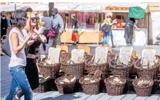  ?? FOTO: ARCHIV ?? Der traditione­lle Handwerker­markt 2017 auf der Königstraß­e.