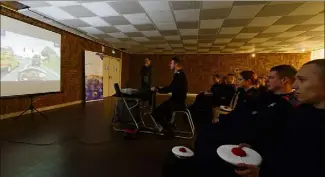  ?? (Photo Dominique Leriche) ?? Grâce à ce simulateur, les matelots du Pôle écoles Méditerran­ée ont pu mieux appréhende­r la vulnérabil­ité des deux-roues motorisés.