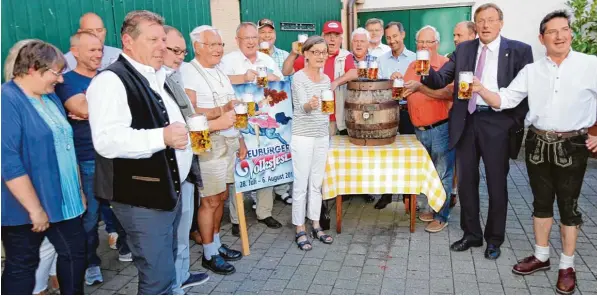  ?? Foto: Manfred Rinke ?? Prosit auf das 74. Neuburger Volksfest. Bei der traditione­llen Bierprobe beim Neuwirt stießen mit Julius Chefin Gabriele Bauer und Oberbürger­meister Bernhard Gmehling Organisato­ren, Stadträte, der Sprecher der Schaustell­er, Peter Winterholl­er, Festwirt...