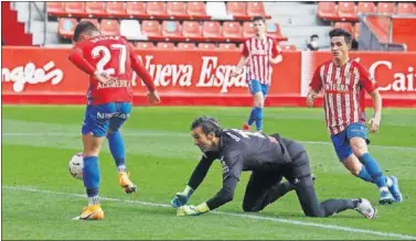  ??  ?? Gaspar remata a gol, que fue anulado por mano, ante la mirada de Diego López y Manu García.