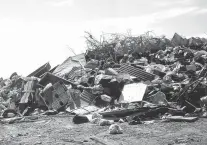  ??  ?? el basural recibe 30 toneladas diarias de residuos. En Suárez,